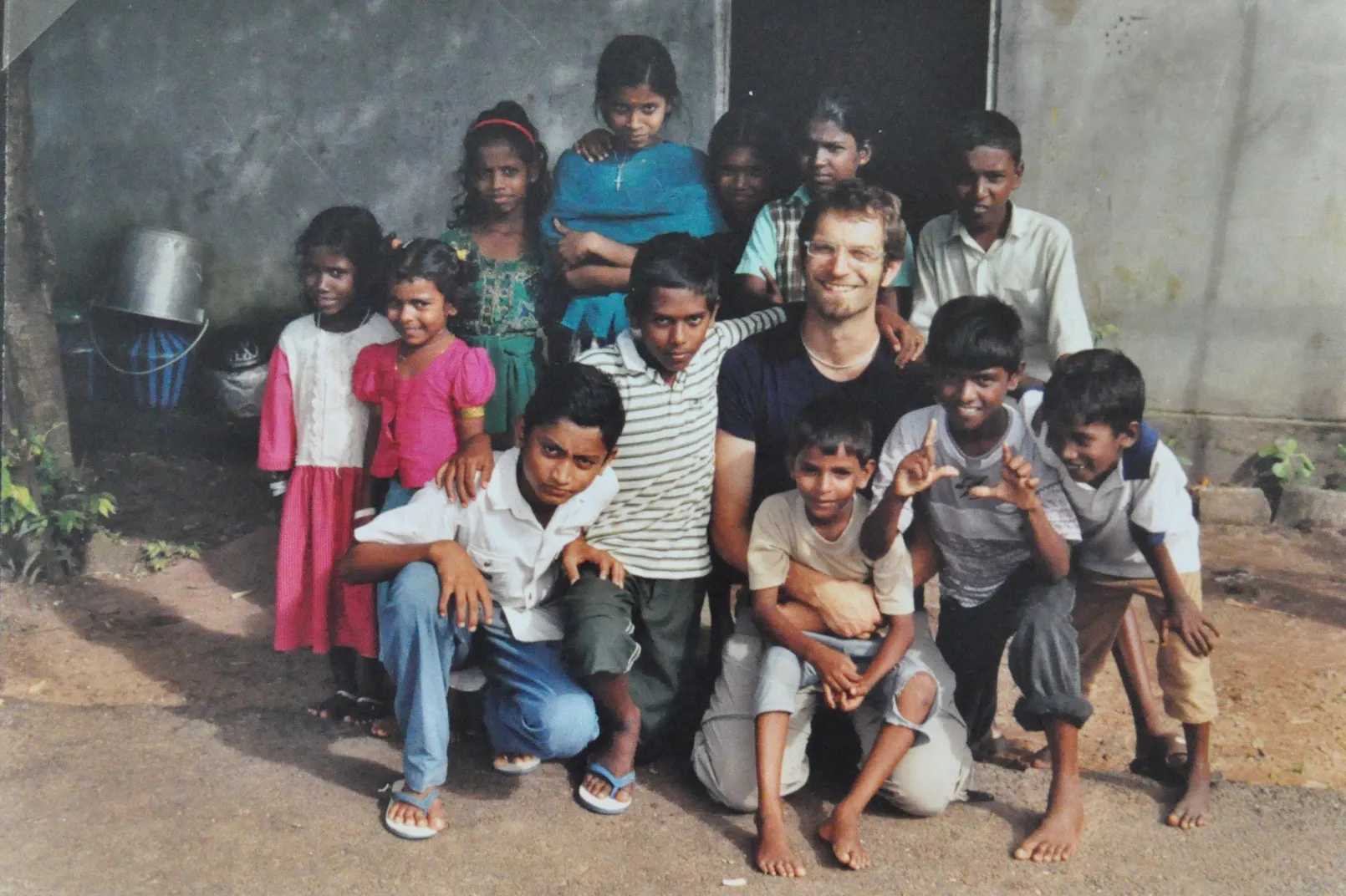 Sergio_with_some_children